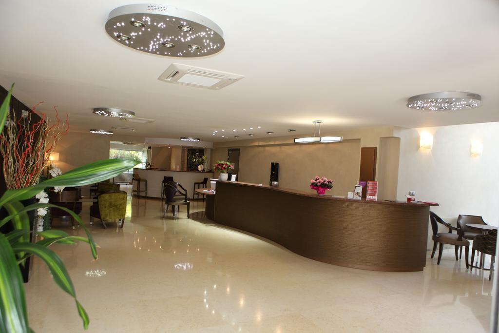 Hotel Les Trois Roses, Meylan Grenoble Exterior foto